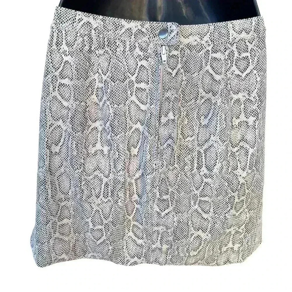 Free People women’s Snakeskin animal Print Mini Skirt NWT size 6 front side zip - Picture 2 of 9